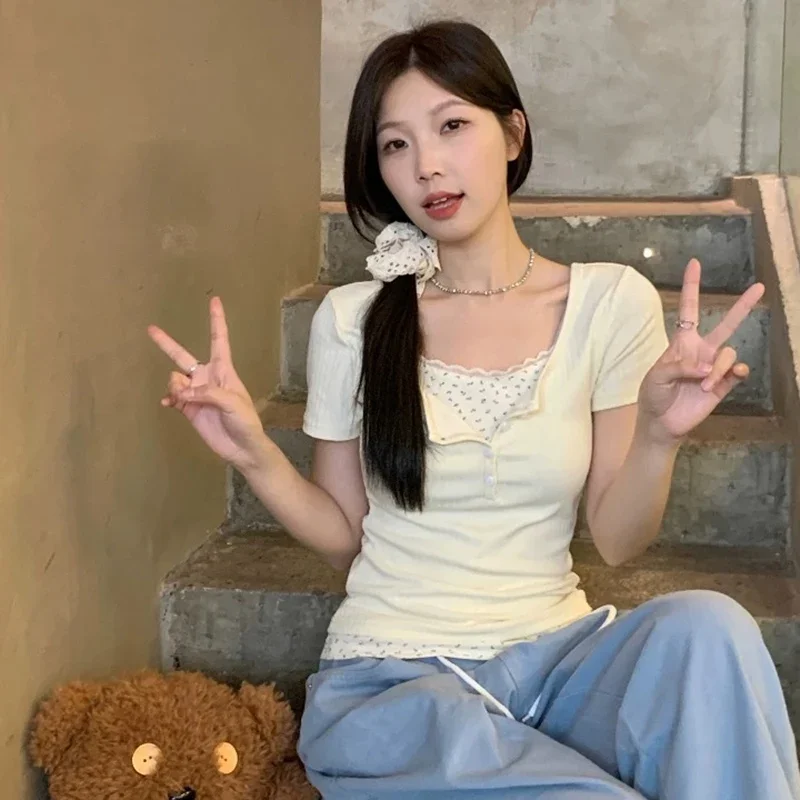 Blusa de verano de encaje Floral suave para mujer, Tops empalmados ajustados con botones dulces para mujer, camiseta de manga corta de diseñador costero 2024