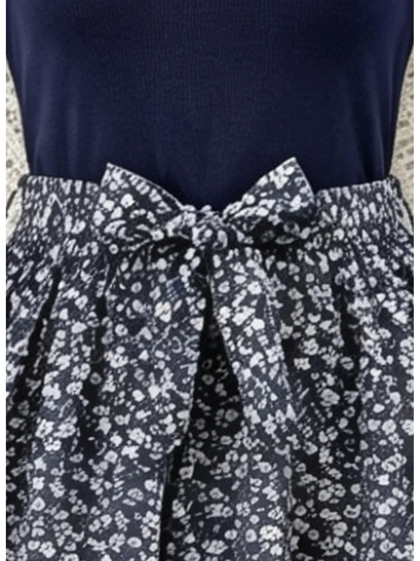 Teenager-Freizeitkleid mit Rundhalsausschnitt, kurzen Ärmeln, Rüschensaum, tailliertem Schnitt und Schleife, A-Linien-Rock, Kinderkleid – Detail 7