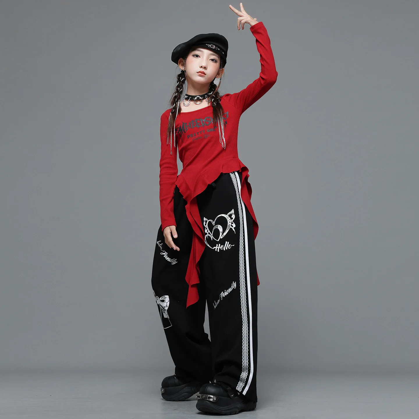 เสื้อยืดเด็กสไตล์เคป๊อป ฮิปฮอป สีแดง แต่งระบายชายเสื้อ กางเกงสเวตพิมพ์ลายสีดำลำลอง สำหรับเด็กผู้หญิง ชุดเต้นสตรีทแดนซ์
