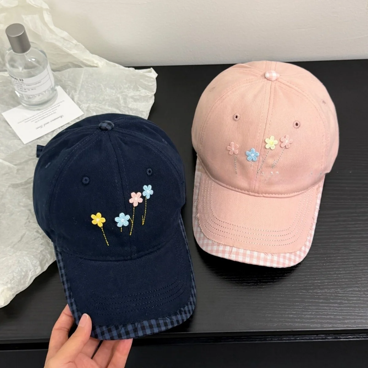 Korean-Style Fresh Embroidered Floral Baseball Cap with Plaid Trim, Vintage Soft-Top Design That Makes the Face Look Smaller, Gentle and Sweet Vibe, Unique and Not Like Mass-Produced Items, Suitable for Daily Shopping, Park Outings, Girls' Gatherings, Commuting, and Travel Photography
