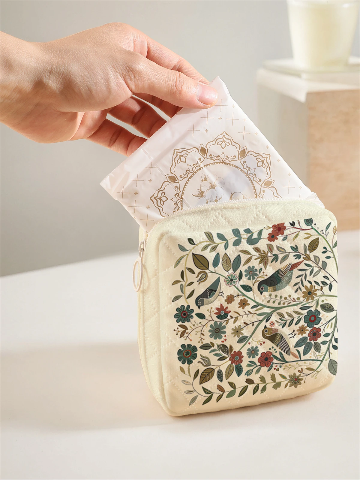 1 حقيبة تخزين مناديل صحية محمولة، مصنوعة من نمط سلحفاة الأعشاب البحرية ومواد شبكية ماسية، حقيبة مناديل نسائية خفيفة الوزن