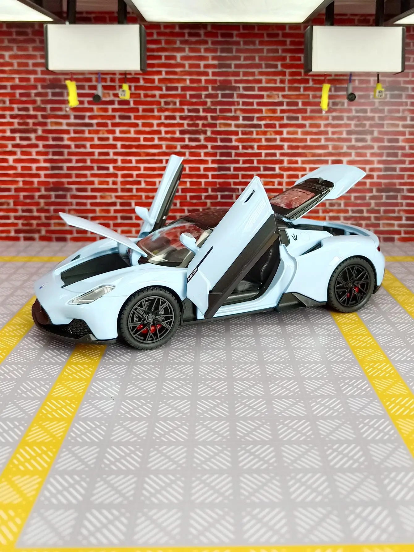 1:22 MC20 Legering Sportwagen Model trek kinderspeelgoed deuren en motorkap kofferbak kan worden geopend rijke details goede kwaliteit