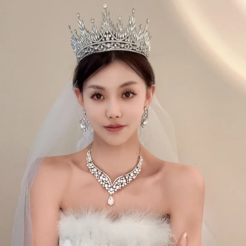 

Изысканные свадебные и помолвочные аксессуары: роскошные короны-тиары с цветами, стразами и листьями для невесты