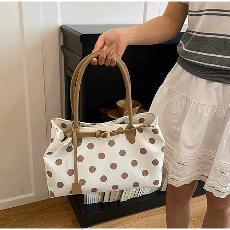 Neue koreanische stilvolle gepunktete Tragetasche, personalisierte lässige Schultertasche mit Gürteldekor, einfache, vielseitige Pendler-Unterarmtasche – Detail 21