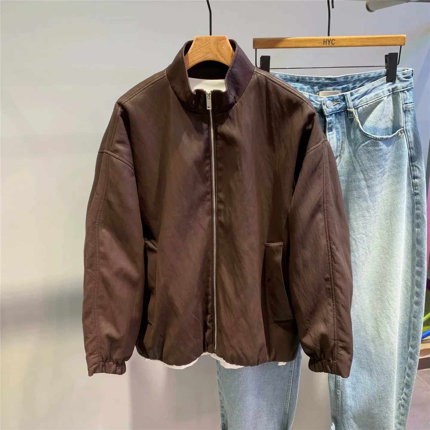 

Новая весенняя мужская куртка из искусственной кожи в американском ретро-стиле с воротником-стойкой, свободного кроя, для мотоциклистов, мягкая, модная верхняя одежда