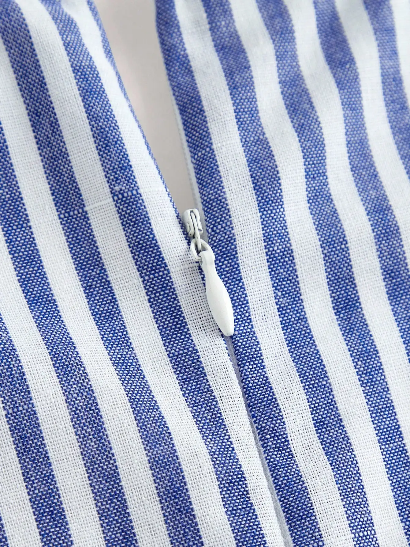 Vestido Mini Listrado Azul e Branco com Decote Halter, Decote V Profundo e Amarração Frontal