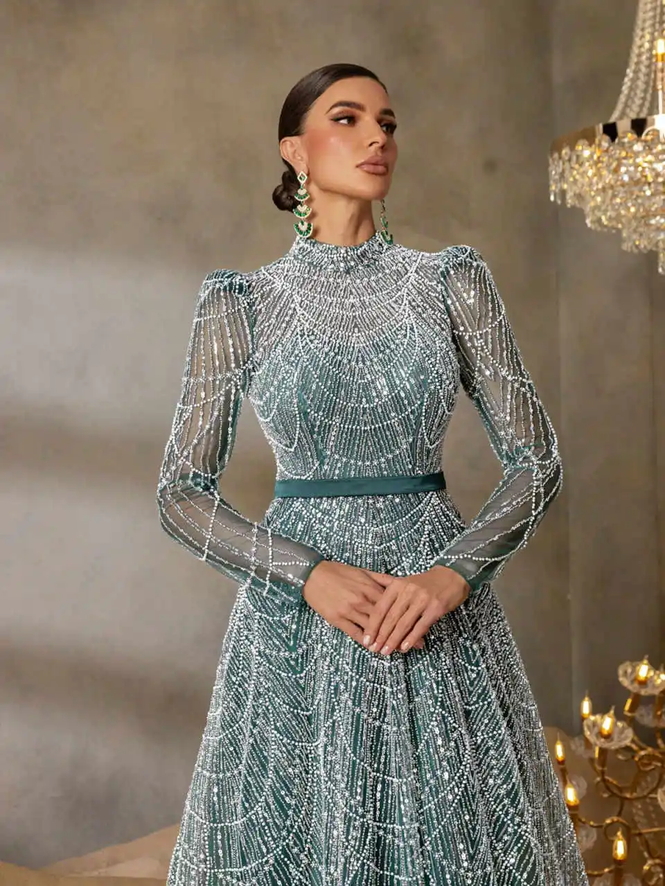 فستان سهرة أنيق بأكمام طويلة ورقبة عالية وخرز لؤلؤي شرابة على شكل حرف a فساتين رسمية لحفلات الزفاف حسب الطلب