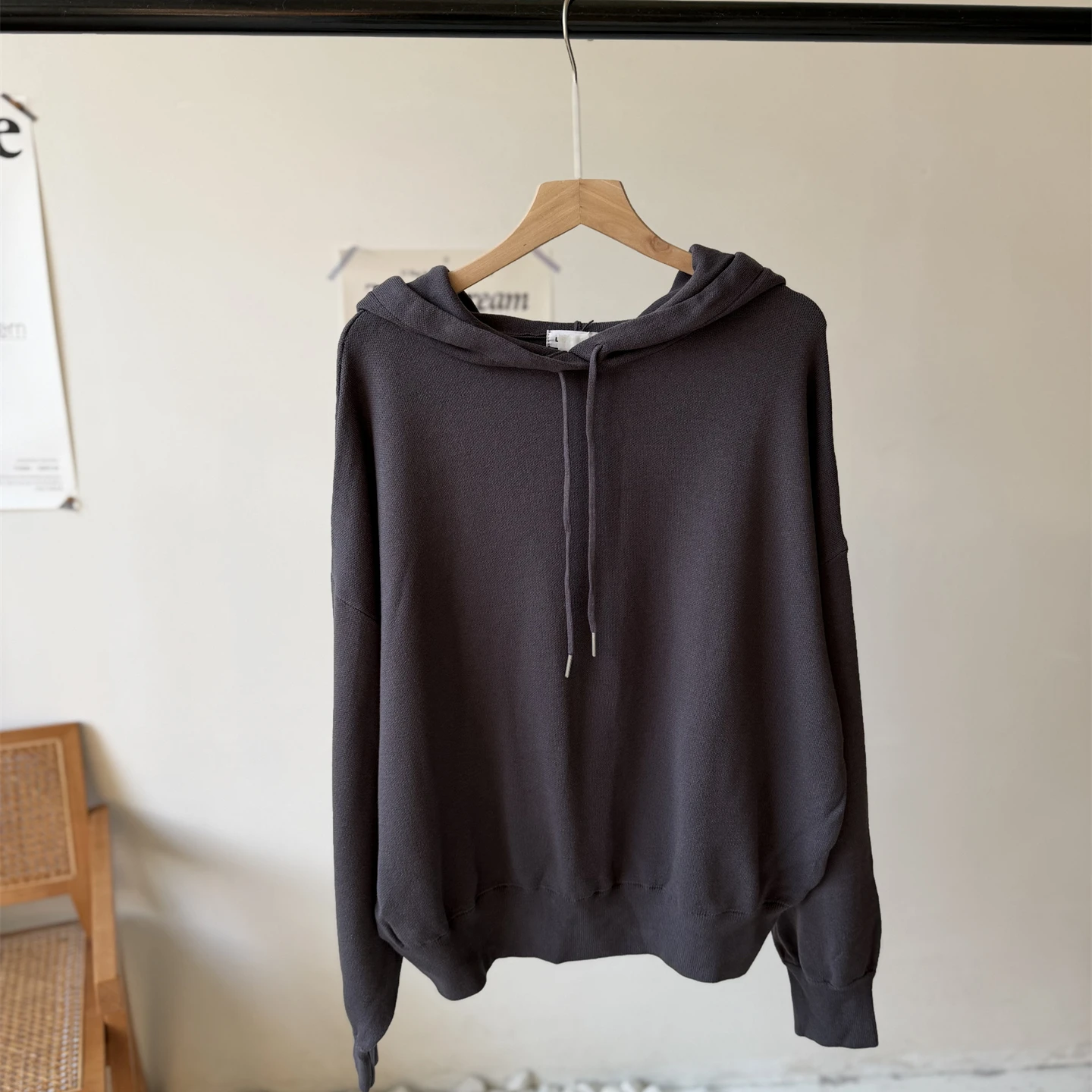 Luźna dzianinowa bluza z kapturem, swobodny styl, japoński trend, długi rękaw, dojazdy do pracy, jesień, pojedynczy element, regularna długość, jednolity kolor.