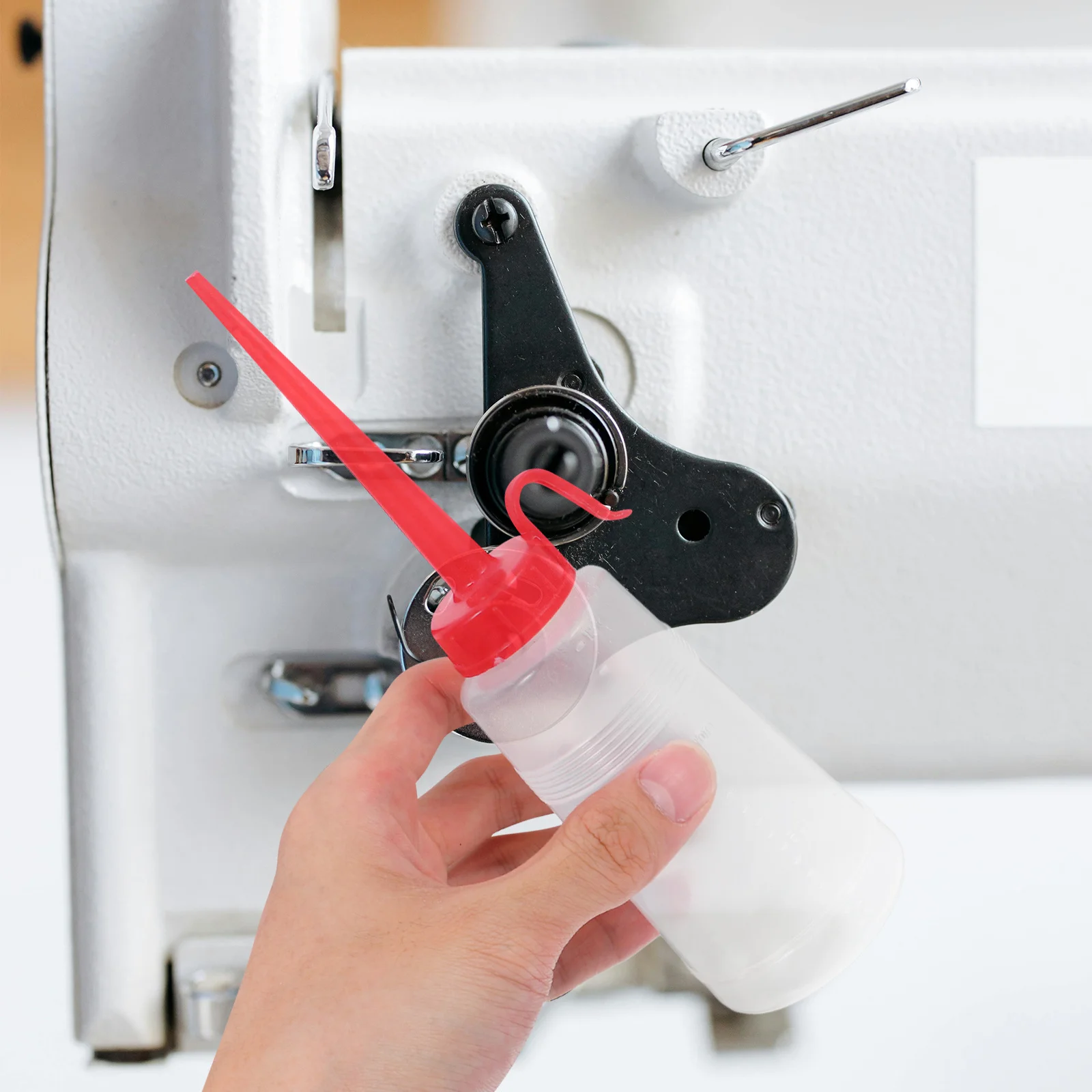 

6Pcs Red Mouth Oil Bottles 160ml Precision Spout Automotive Sewing Machine Care Long Neck Design Transparent Multipurpose