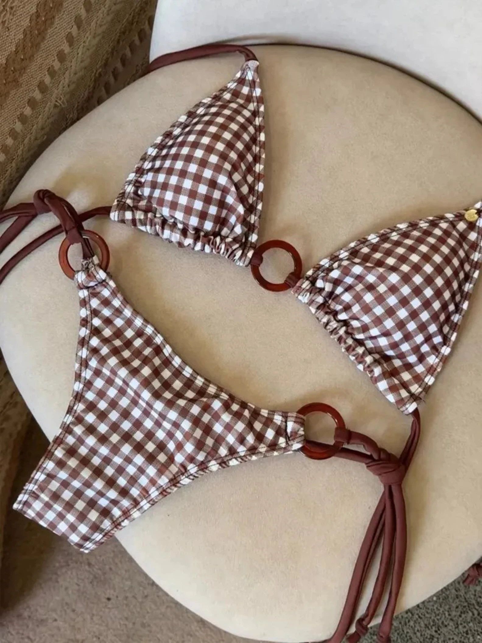 2025年セクシーギンガムビキニセット ブラウンホワイトチェック柄トップ レジンリングディテール ビーチウェアやプールパーティー、夏の旅行に最適