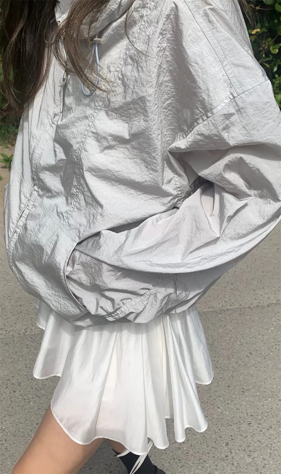 

Тонкая куртка на молнии с капюшоном и модными деталями PREON для поездок на работу, свободная посадка, длинная све, цельная длина обычной длины, весна 2025 г.