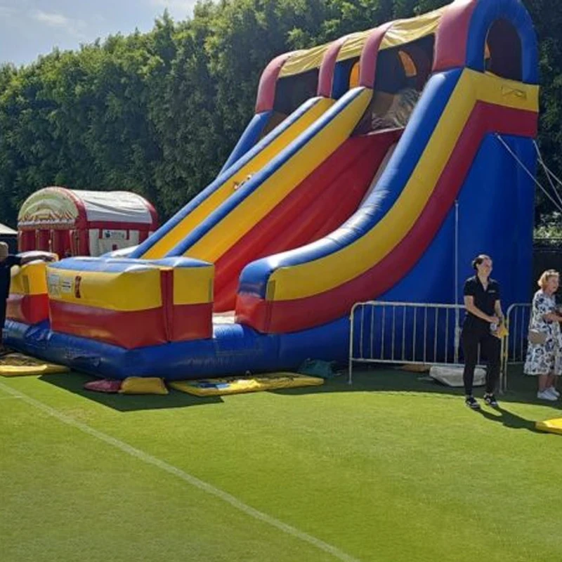 

надувная горка изготовлена из утолщенного экологически чистого материала ПВХ, обеспечивающая устойчивость к проколам и износостойкость.