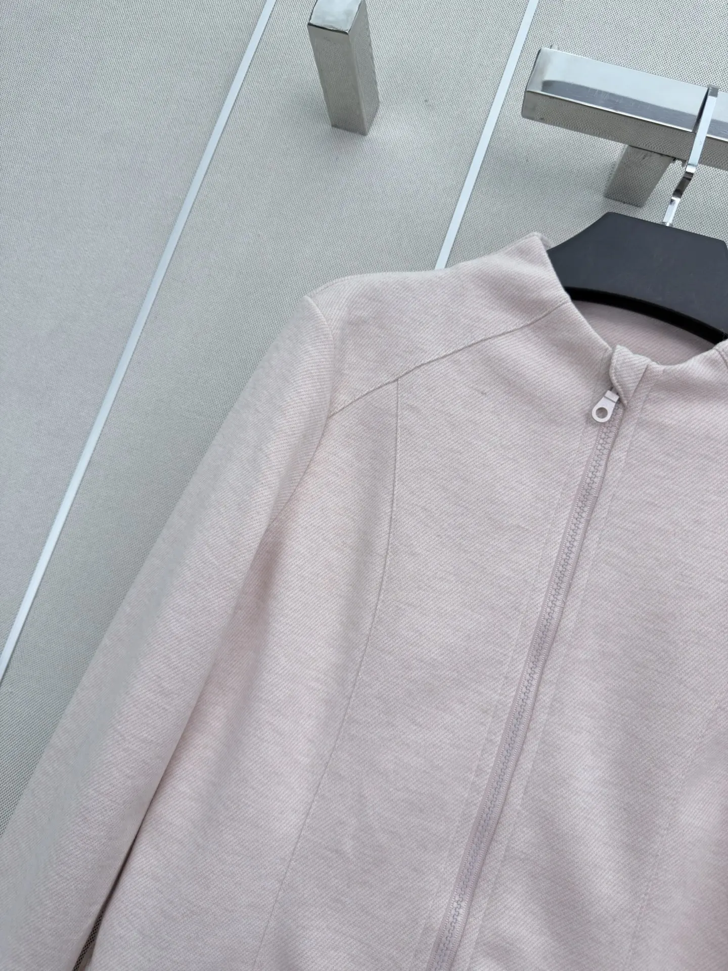 Early autumn new arrival: a casual zip-up jacket paired with elastic-waist flared trousers.NO.39