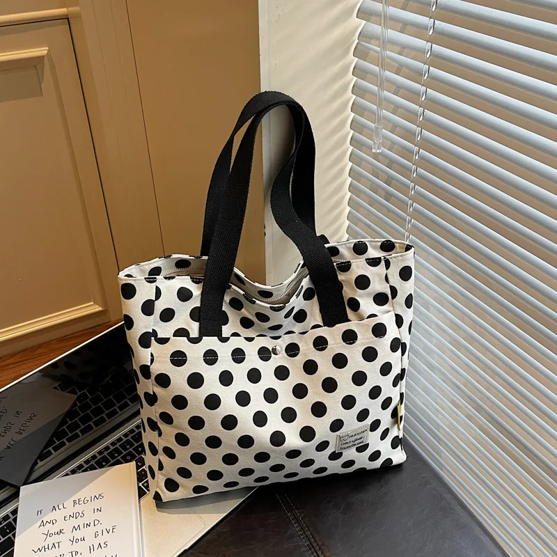 

Сумка через плечо из холщовой ткани в корейском стиле с принтом в горошек, вместительная сумка-тоут для женщин, модная и универсальная сумка для колледжа и поездок на работу.