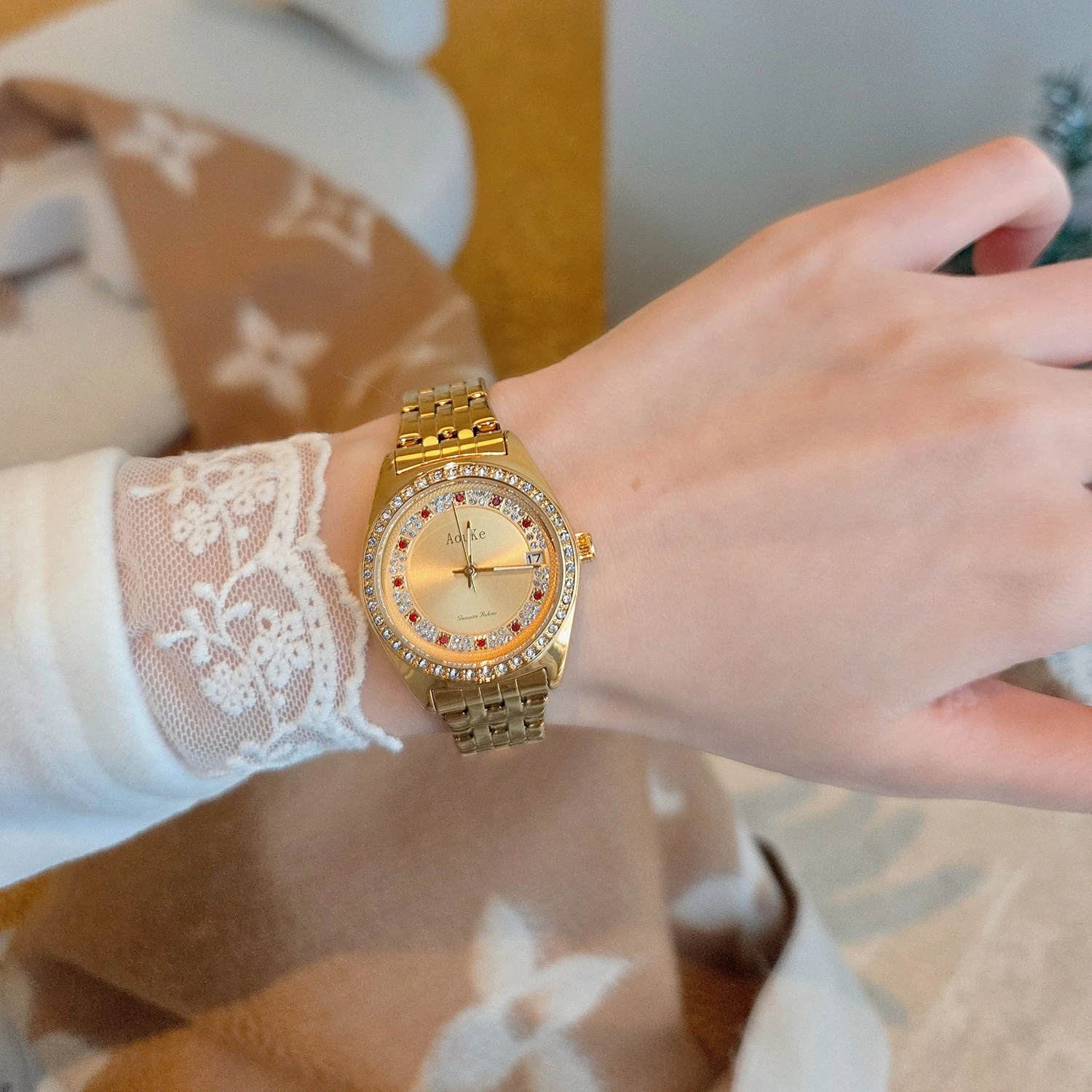 

Full Diamond Watch Women's New Girls' Watch Brand Casual Fashion Quartz Watch Light Luxury Niche Women's Small Gold Watch Gift