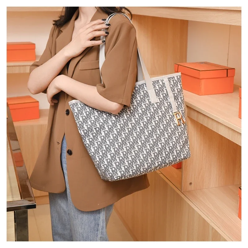 

Korean Version of The Large Capacity Shoulder Handbag, Simple Casual Commuter Bag, Ladies Shoulder Bag, Canvas Material
