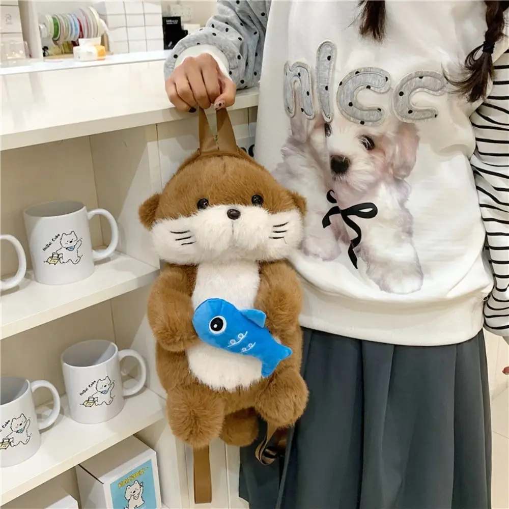 Adorable mochila de nutria con pez esponjoso, bolso de hombro de simulación de Animal, aspecto realista, bolso escolar suave para estudiantes, regalo de cumpleaños