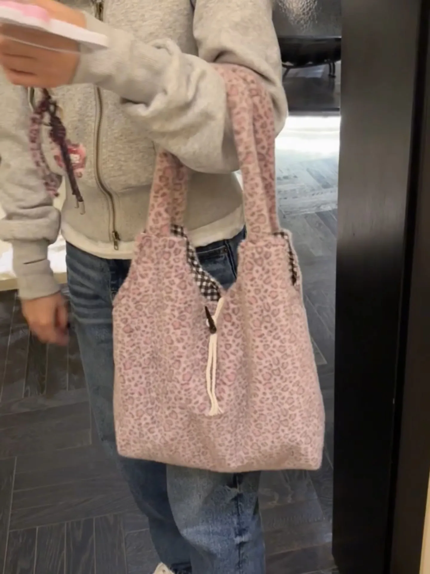 

Ретро-стильная фиолетовая сумка-тоут с леопардовым принтом, женская, новая коллекция осень-зима 2026, большая вместительная сумка для поездок на работу, на одно плечо