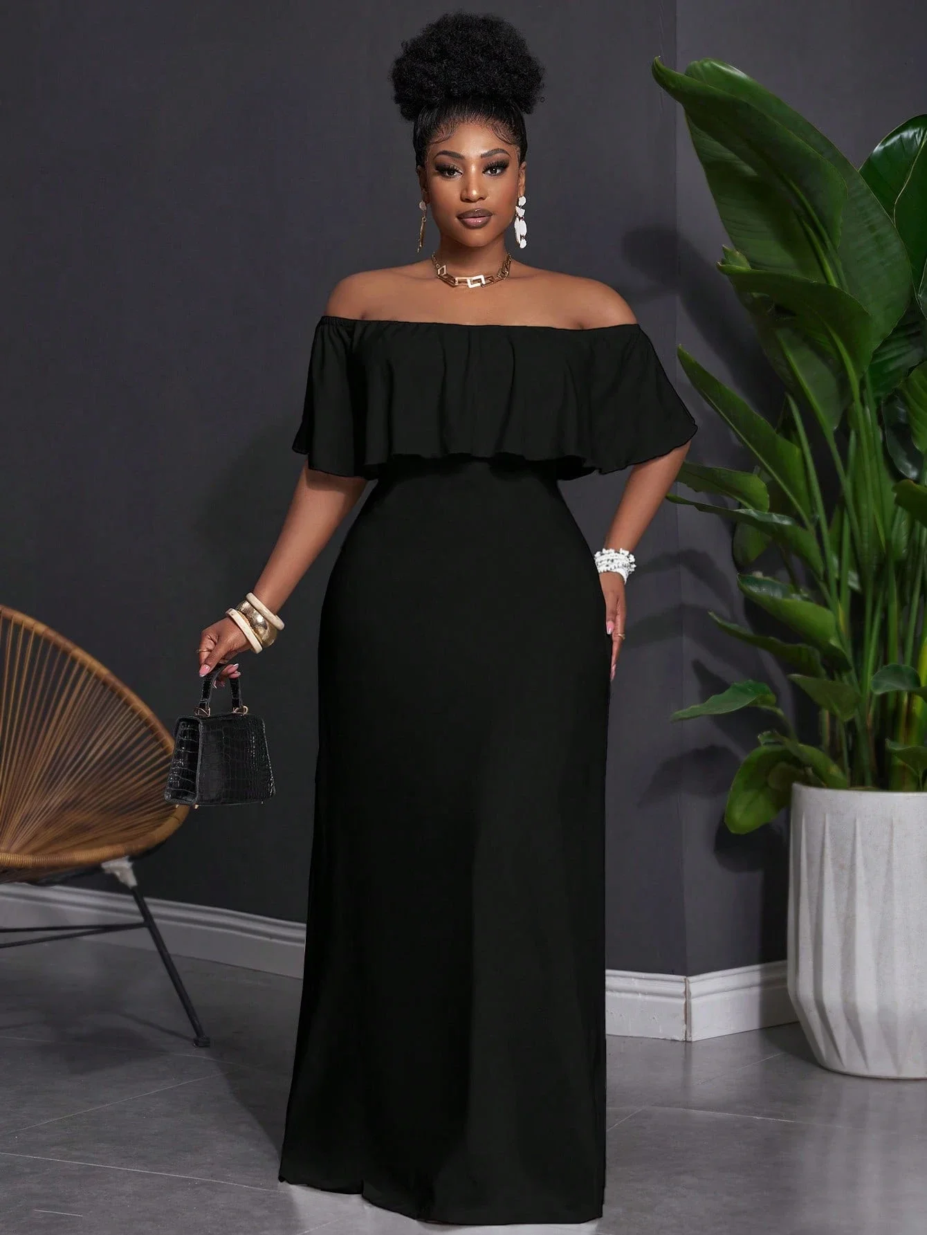 

Элегантное черное макси-платье с открытыми плечами и рюшами, больших размеров, длиной в пол