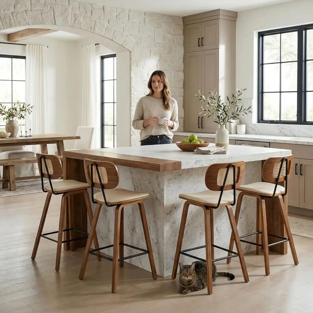 

Набор из 4-х барных стульев высотой 26 дюймов с ротанговой спинкой, обитых искусственной кожей, с ножками из массива дерева, бежевого цвета.