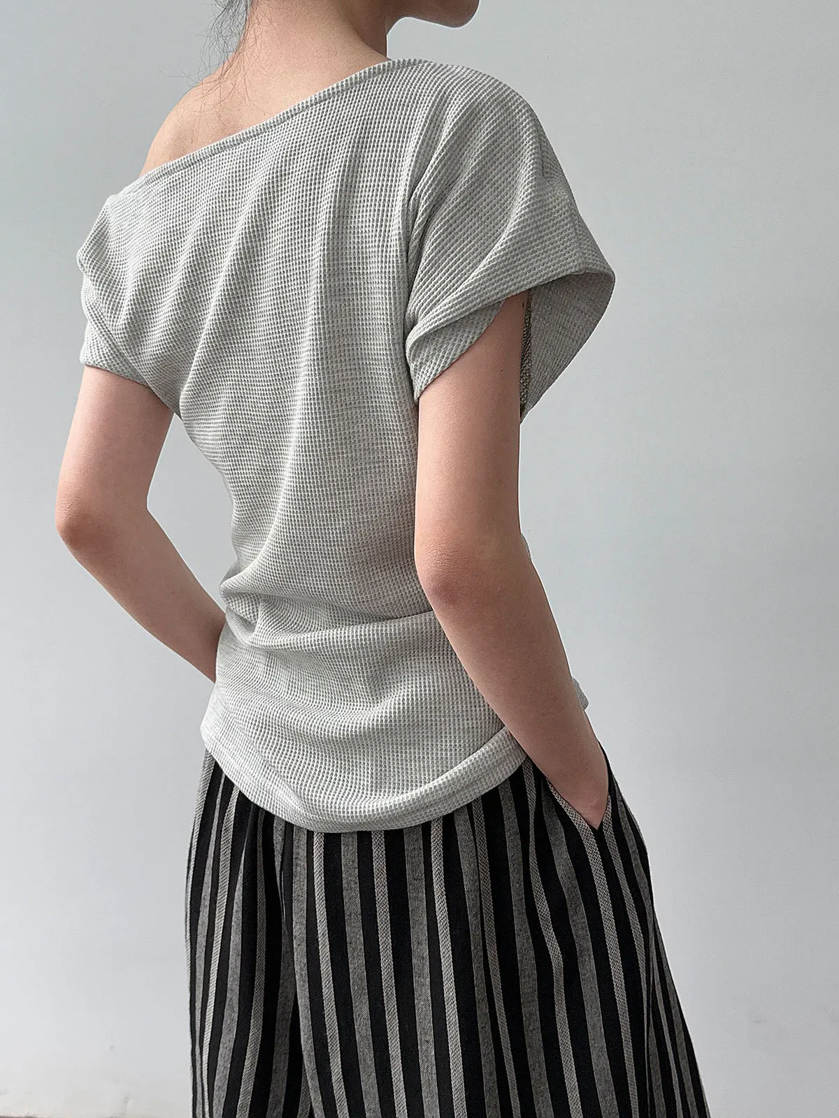 

Chic Waffle-style Asymmetrical Shoulder-knit T-shirt for Women New Summer Design Slim-fit Lightweight Short Sleeve Tops Casual