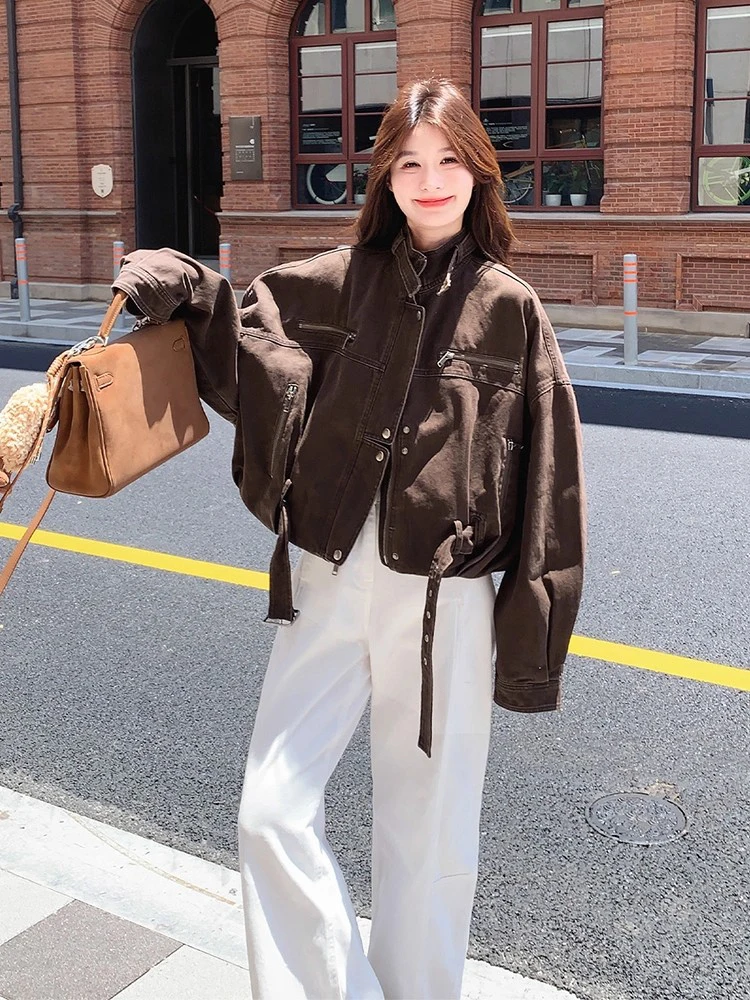 Jaqueta Feminina Cé Brown Estilo Motociclista Coreana Nova Coleção Primavera 2026 – Casaco Utilitário Moderno e Elegante de Caimento Solto com Manga Longa