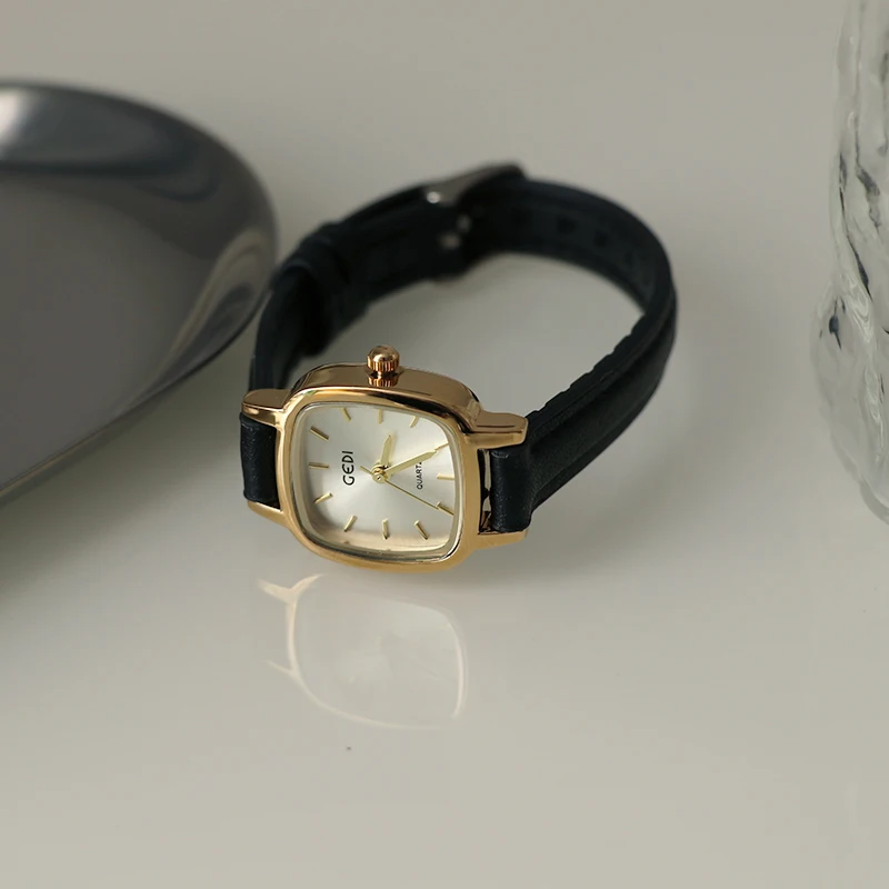 

Women'S WatchVersatile And SimpleLeather StrapQuartz WatchRetro StyleSmall Square Watch High-End Selection, Women'S Accessories.