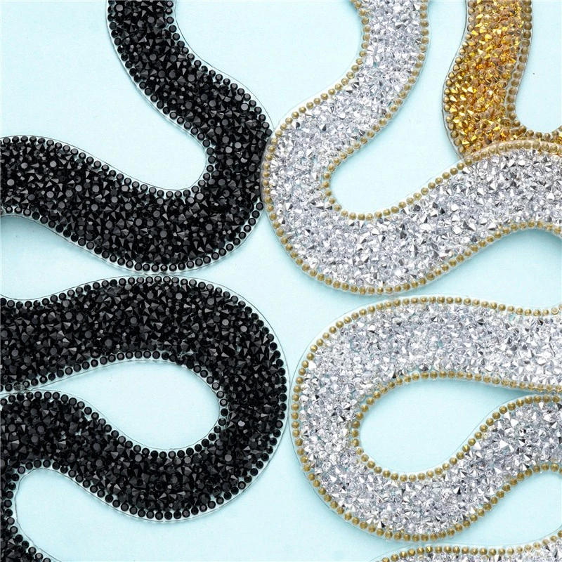 1Pcs Rhinestones Snake Embroidered Patch Iron on Sewing Crystal Applique For Jeans Clothing Decorations