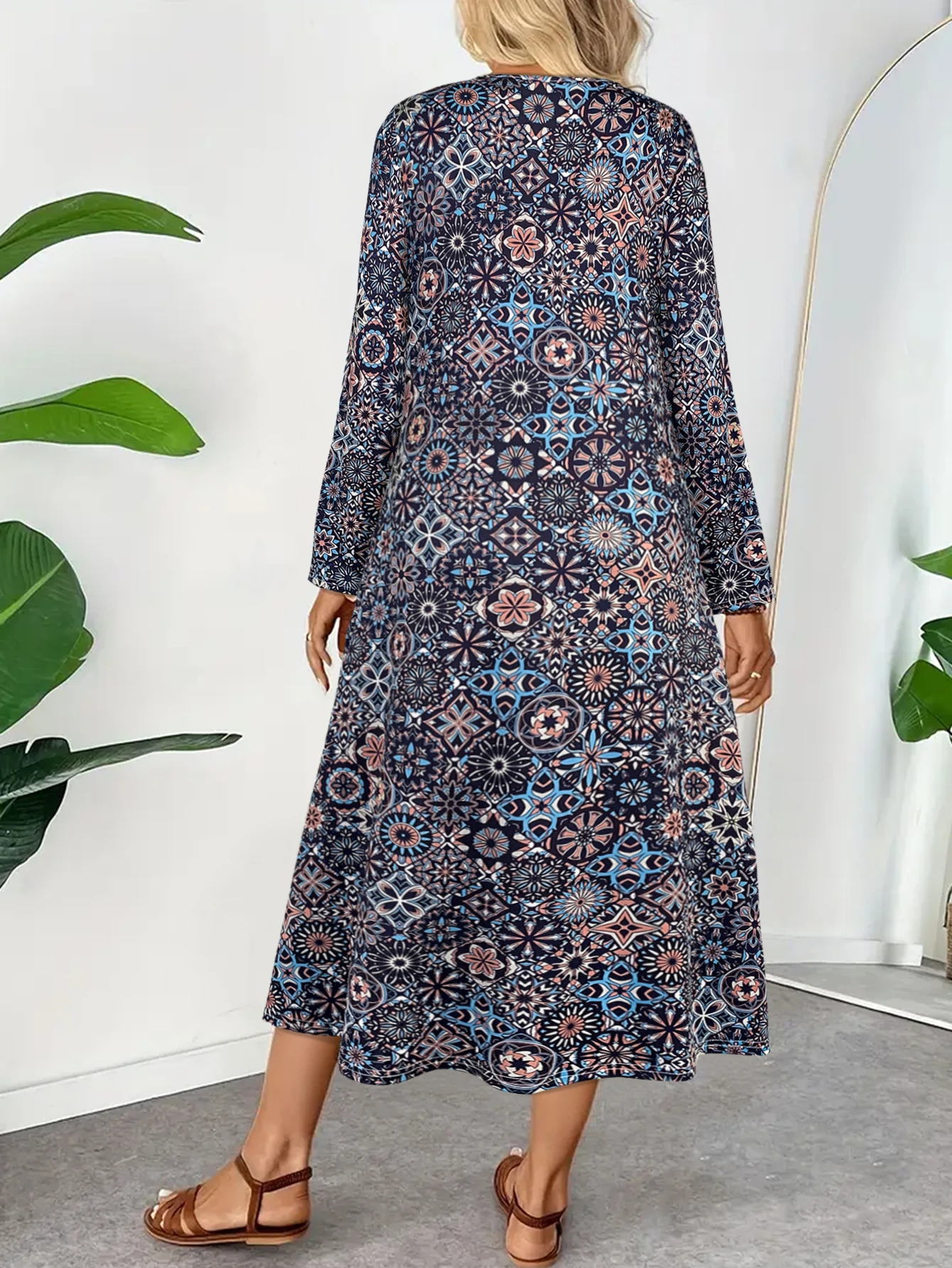 Damska sukienka midi z długim rękawem i okrągłym dekoltem, z wyrafinowanym, wielokolorowym, geometrycznym wzorem kwiatowym, w stylu casual boho i do noszenia na co dzień.