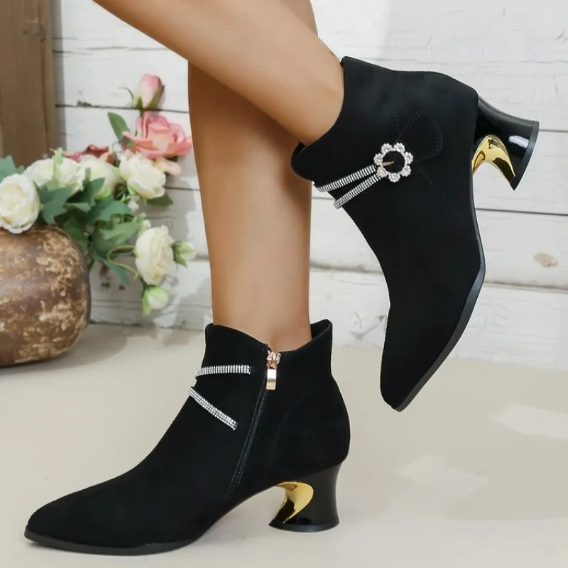 Damen-Wildleder-Stiefeletten mit spitzer Zehenpartie, verziert mit Strasssteinen und Blumen, Blockabsatz, kurze Stiefel, seitlicher Reißverschluss, Herbst- und Wintermode, Damenschuhe. – Detail 5