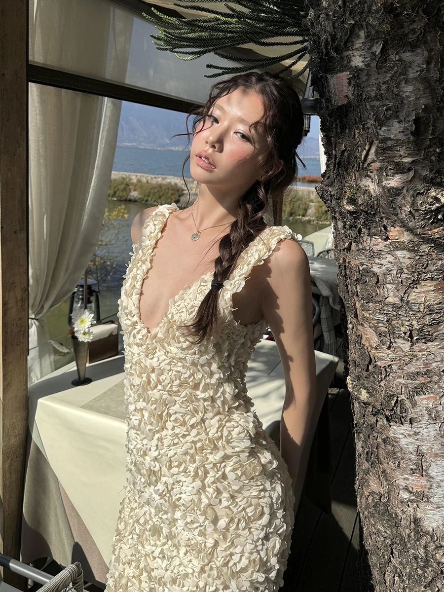 ReddaChic 여성 질감 탱크 이브닝 드레스 3D 꽃 장식 딥 브이 넥 Fishtail Bodycon 맥시 롱 드레스 로맨틱 공식 의류