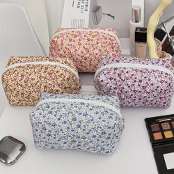 Simpatica borsa per il trucco in cotone floreale piccola, custodia con cerniera trapuntata per donne e ragazze, borse per cosmetici da viaggio Kawaii per borsa