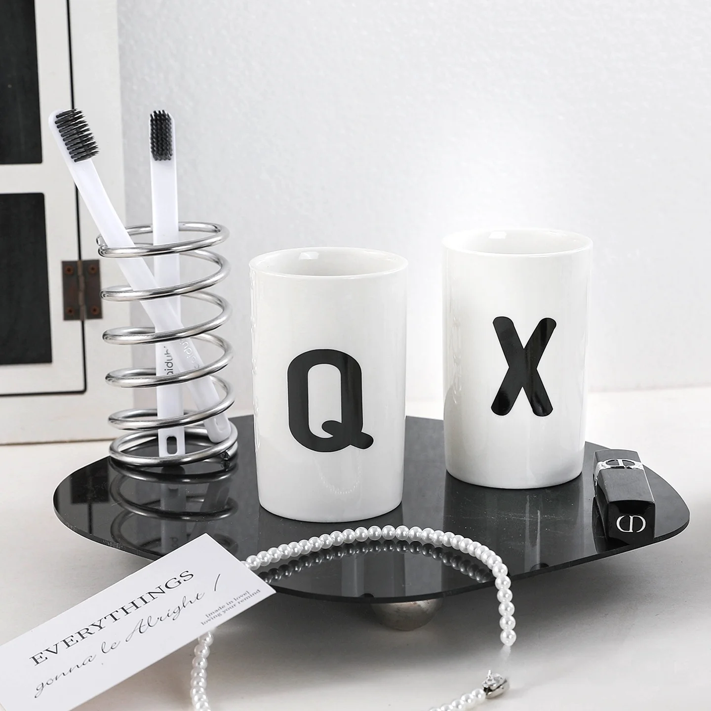 conjunto-de-copos-de-ceramica-simples-para-casal-com-personalizacao-de-letra-e-apelido-suporte-para-escovas-de-dente-uso-do