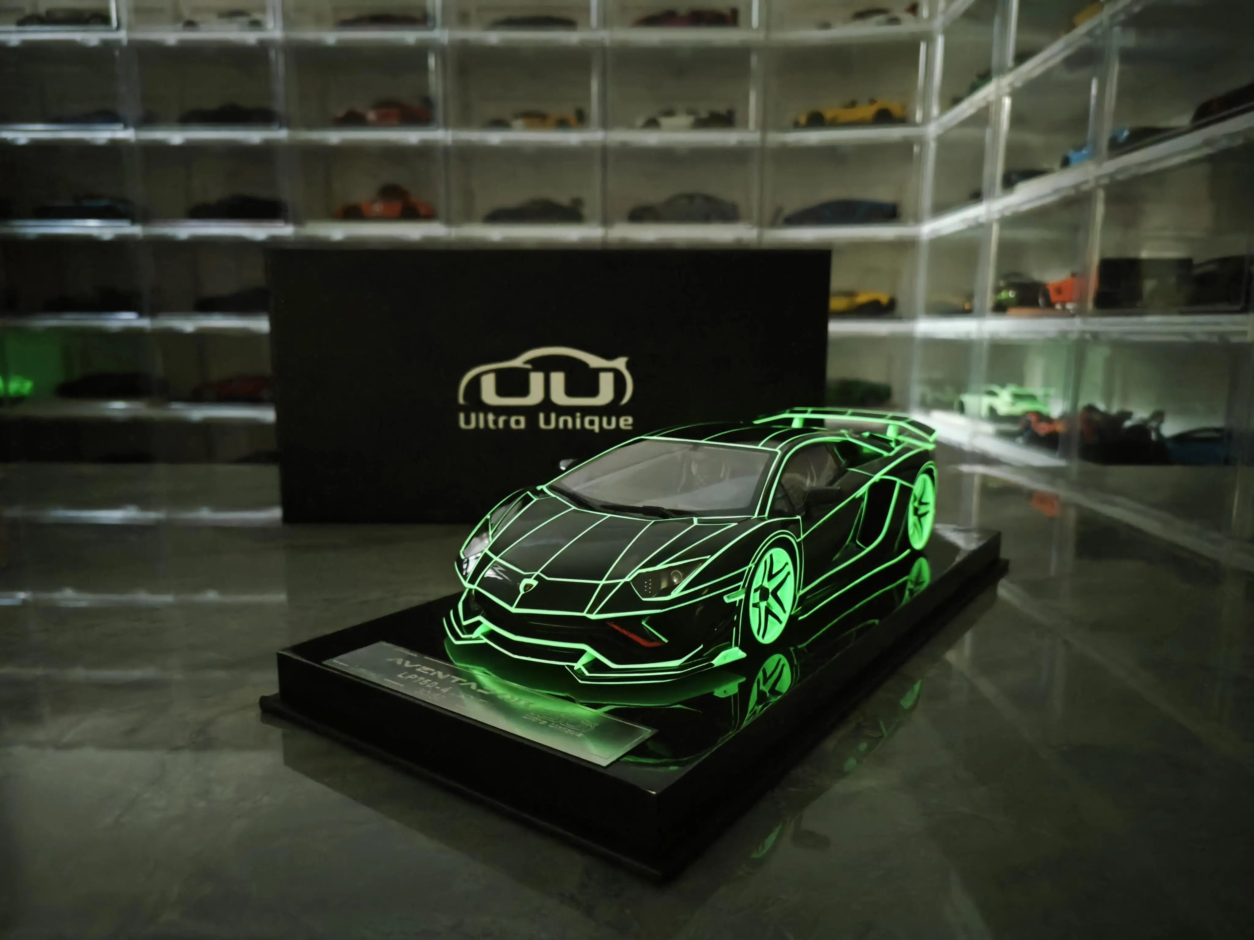 UU 1:18 Aventador LP750-4 SV Luminous Edition Simulation Limited Edition Resin Metal Static Car Model Toy Gift