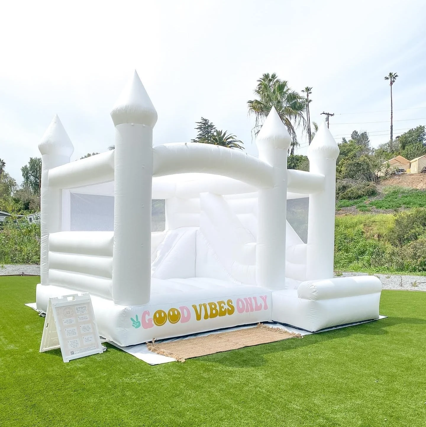 Stock Commercial  Bouncy Castle Inflatable White Bounce House Castle Heavy-Duty PVC with Slide and Large Bounce Area For Adult