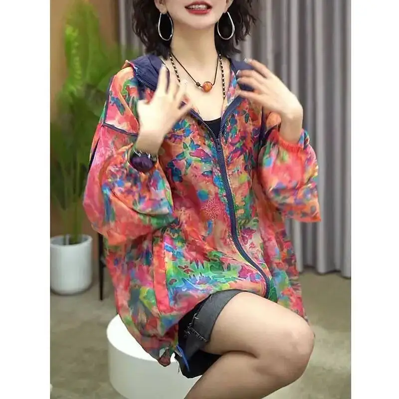 Abbigliamento di protezione solare stampato a fiori vintage Cappotto estivo da donna oversize ampio e traspirante Giacca con cappuccio con cerniera moda femminile