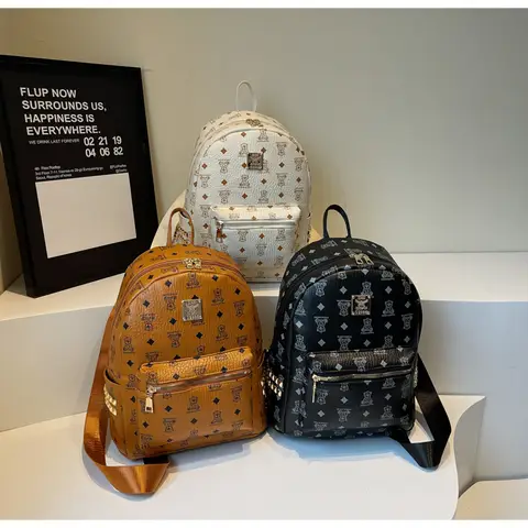 Sac à dos en similicuir à imprimé ours vintage pour femmes, bretelles larges réglables, décorations de rivets métalliques, sac à dos décontracté pour les voyages, l'école et l'usage quotidien, disponible en plusieurs couleurs.