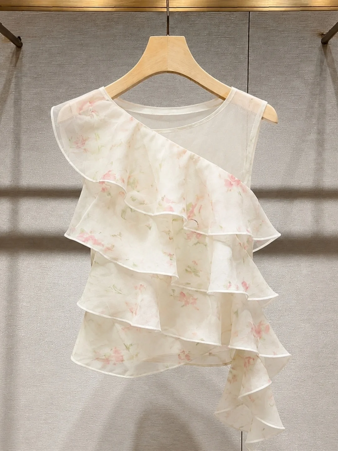 

Slimming Effect Romantic Style Floral Lace Trim Sleeveless Top Women's Summer Design Sweet Versatile round Neck Silk Blouse