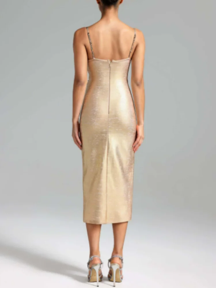 新しい高品質でセクシーなゴールドのワンショルダーカラードレス。背中が露出するカットアウトデザイン、プリーツ、ゴールドカラーが特徴です。