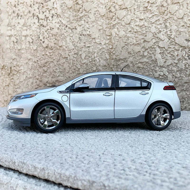 Оригинальная модель 1:18, электромобиль GM Chevrolet Volt, краска не так хорошая, модель автомобиля из сплава для дисплея, подарка и коллекции