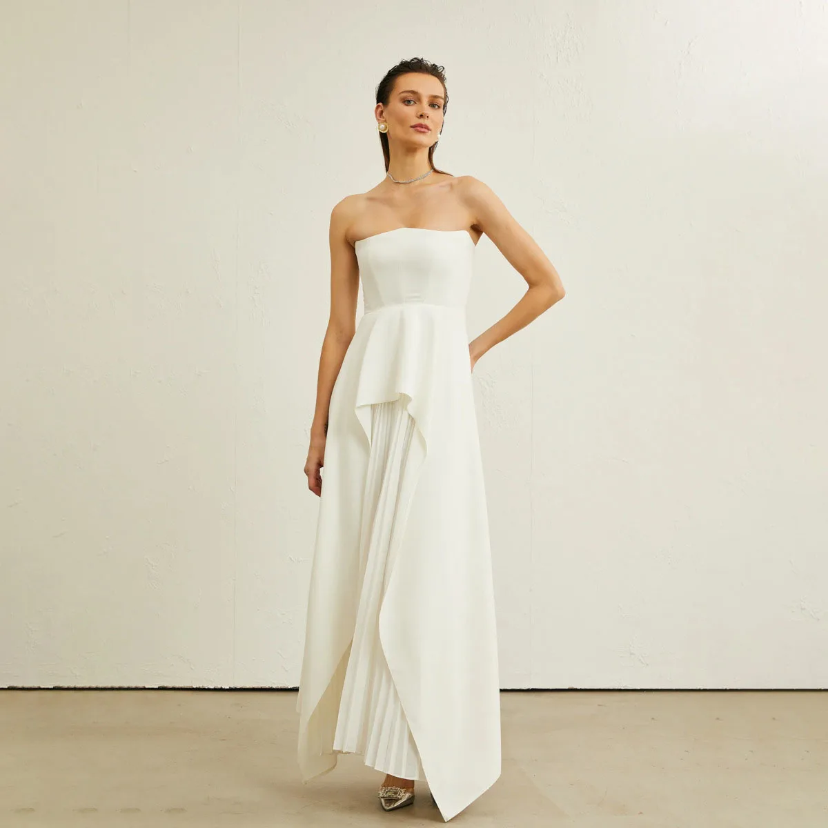 Sukienka damska bez ramiączek KWTX na imprezę, lato 2026, elegancka, asymetryczna, szykowna, do biura, wieczorowa, minimalistyczna, premium, street style