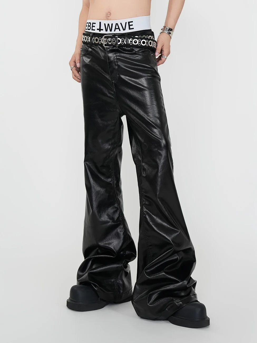 

VE2 Youthful Fit Leather Coated Denim Bell Bottoms Breathable All Seasons Men's Jeans Slimming Long Pants Trendy Cotton Nylon