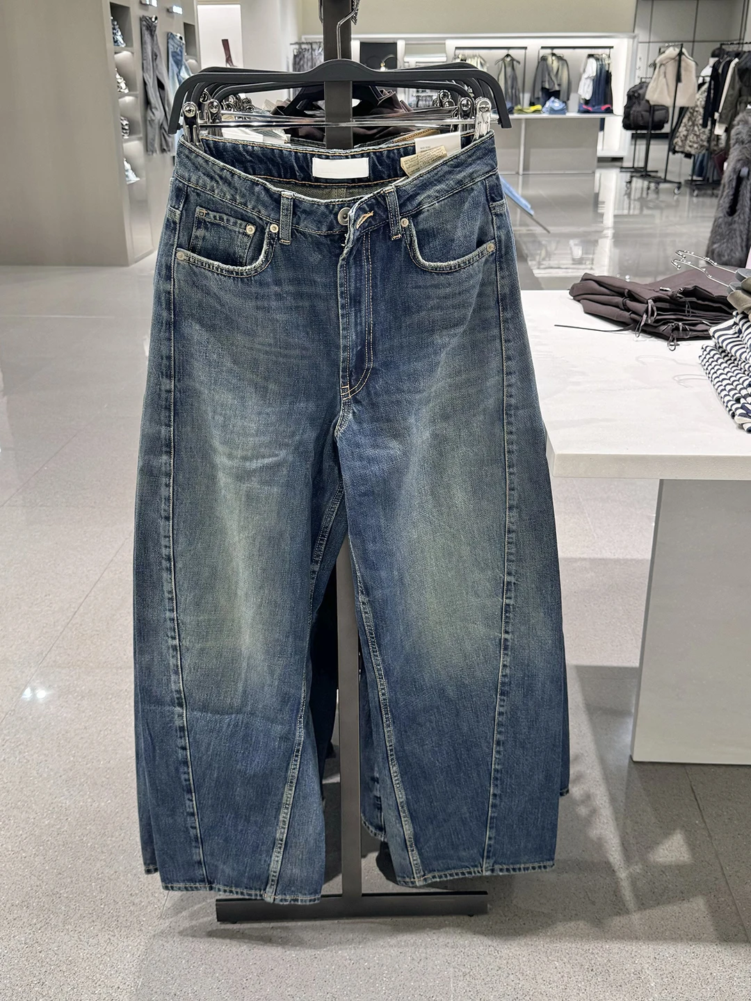 

Fashionable Loose Balloon Cut Casual Denim Jeans Women's Style Autumn Winter New Arrival Loose Fit Comfortable Ladies Jeans