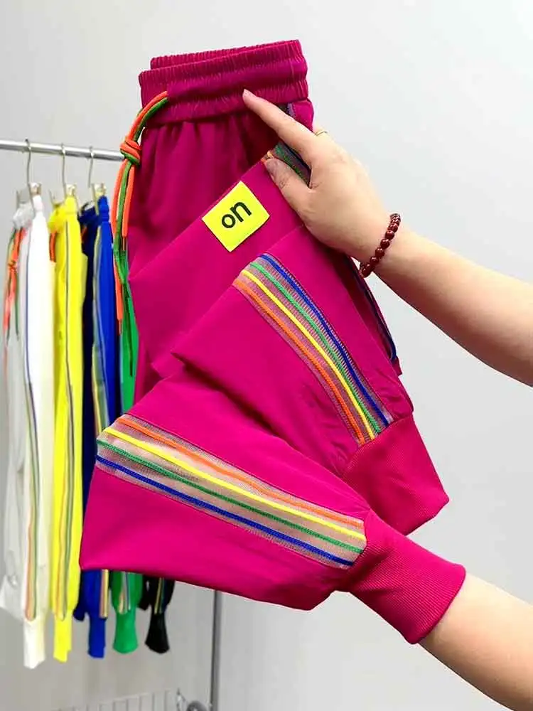 Pantaloni corti estivi a righe laterali sottili arcobaleno in stile europeo da donna pantaloni alla moda casual legati con gambe dimagranti e aderenti