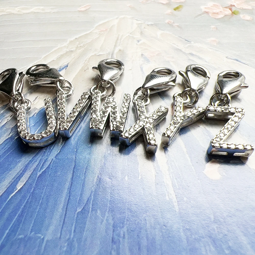 Buchstaben mit Charm-Anhänger aus weißem Stein, brandneuer Club-Schmuck, klassisches Geschenk aus 925er Sterlingsilber – Detail 6