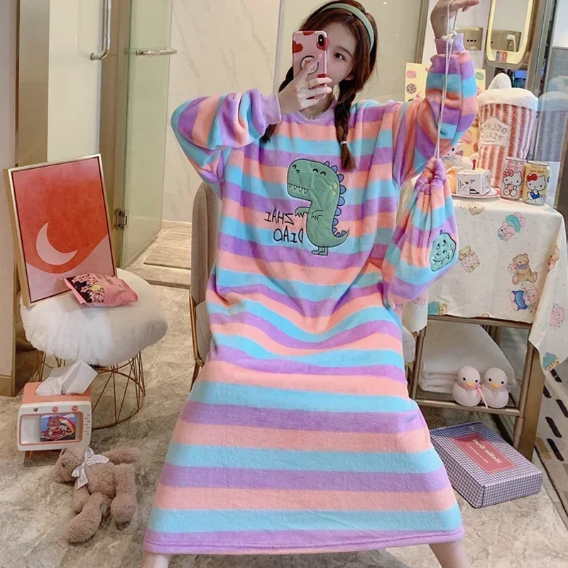 ชุดนอนผ้าสักหลาดเนื้อหนาแขนยาวสำหรับผู้หญิงชุดนอนชุดนอนกระโปรงผ้ากำมะหยี่ลายการ์ตูนน่ารักสำหรับฤดูหนาวสินค้า2023