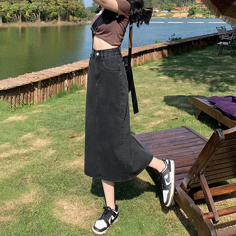 

Элегантная юбка средней длины с высокой талией и эффектом стройнящего силуэта. Юбка А-силуэта. Новая винтажная синяя джинсовая юбка с разрезом 2024 года.