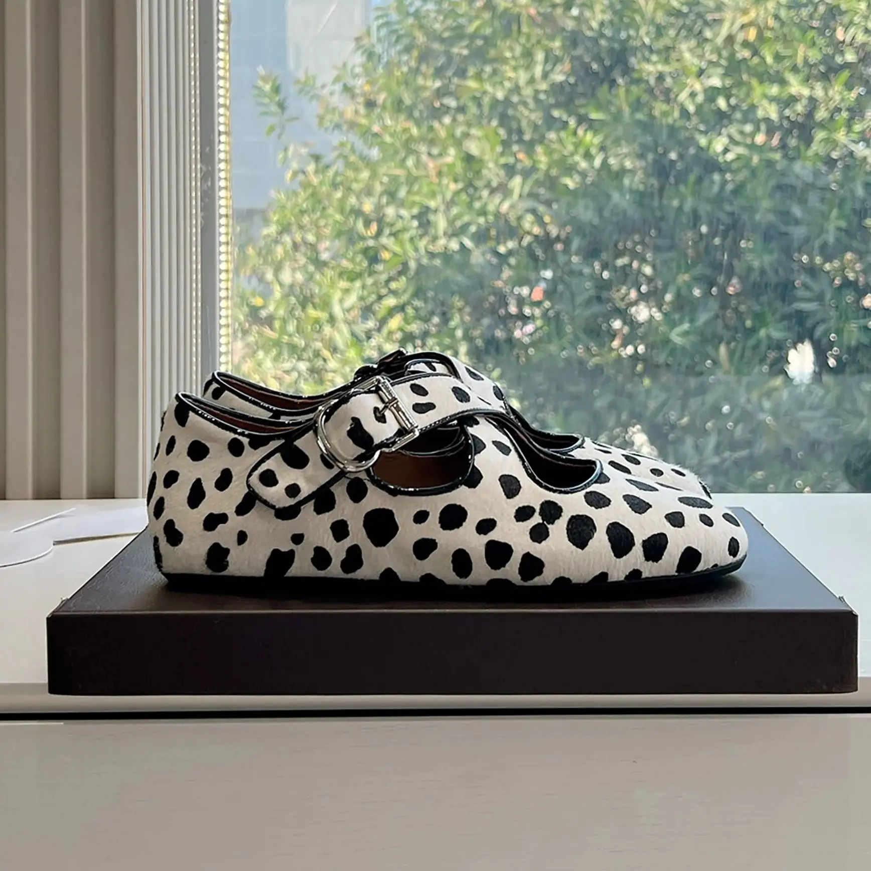 

2026 French Spring New Leather Cross Tie Mary Jane Shoes Women's Round Head Flat Ballet White Spot Pattern Horse Hair Shoes