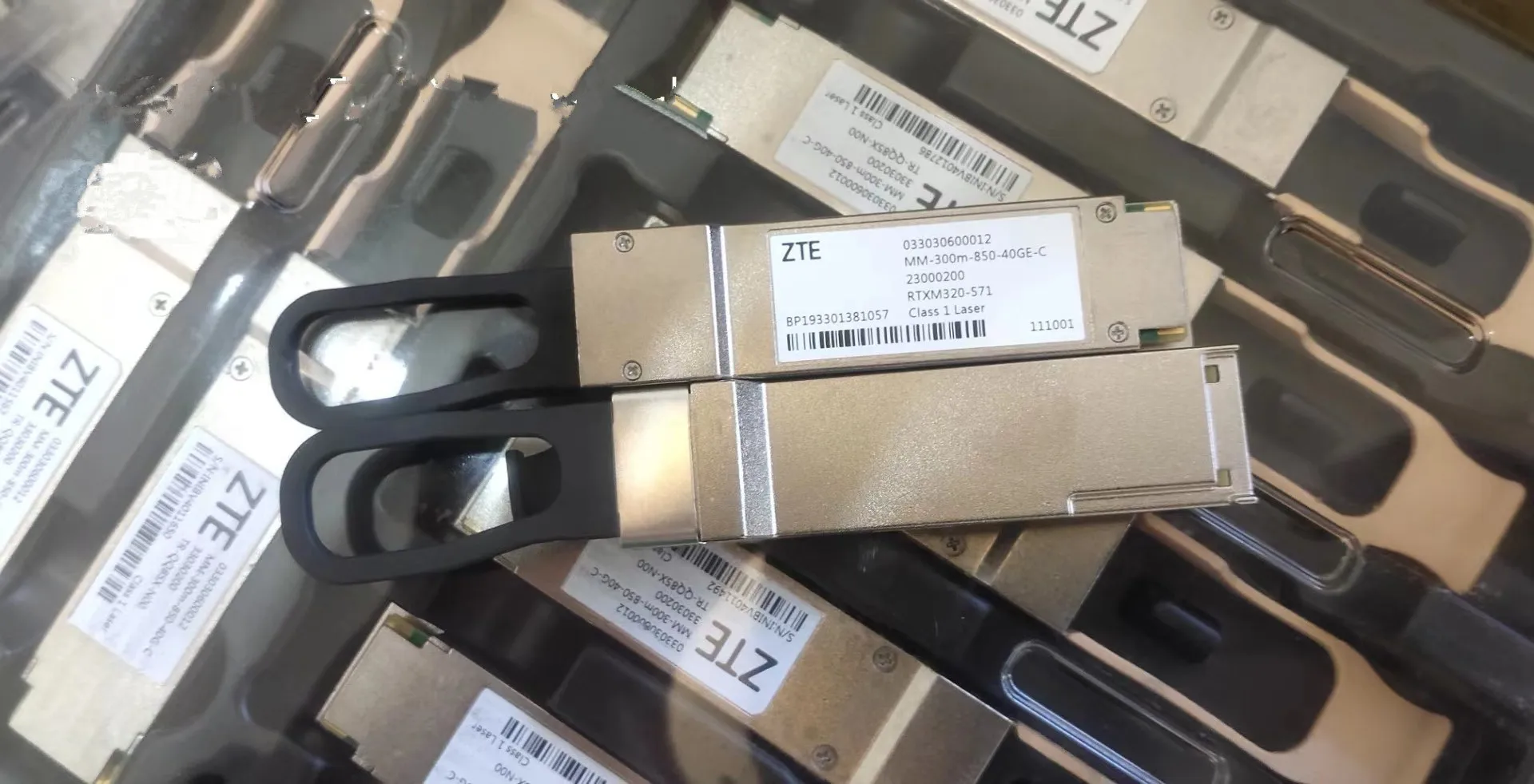 ตัวรับส่งสัญญาณไฟเบอร์ QSFP 40GB ZTE 300M 033030600012mm-300M-850-40G-C MPO 40G QSFP