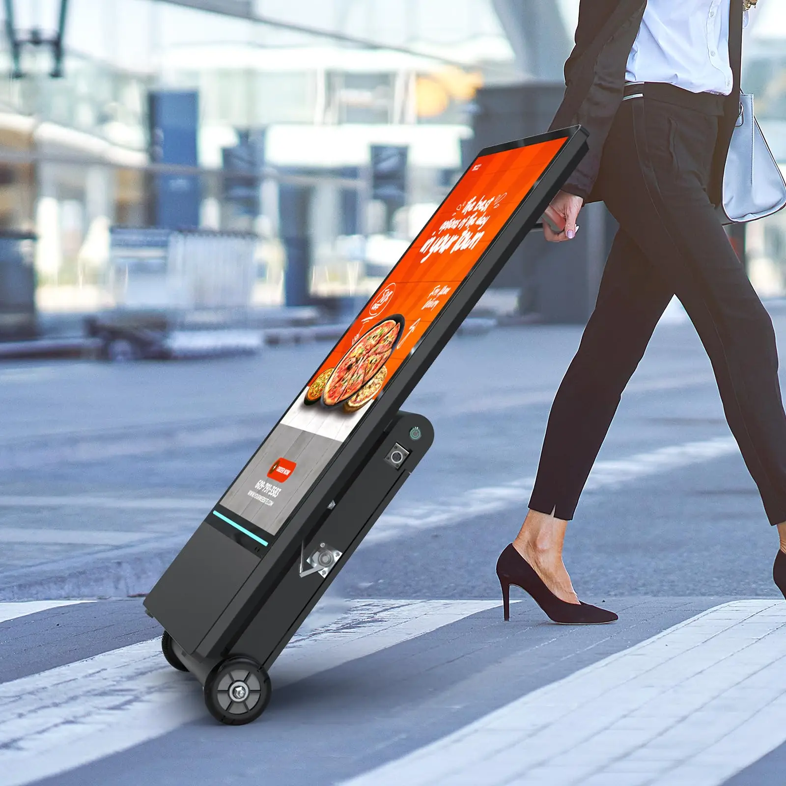 شاشات لافتات رقمية محمولة قابلة لإعادة الشحن مقاس 43 بوصة من MWE، مقاومة للماء IP55، شاشة مقسمة LCD ذكية، كشك متحرك